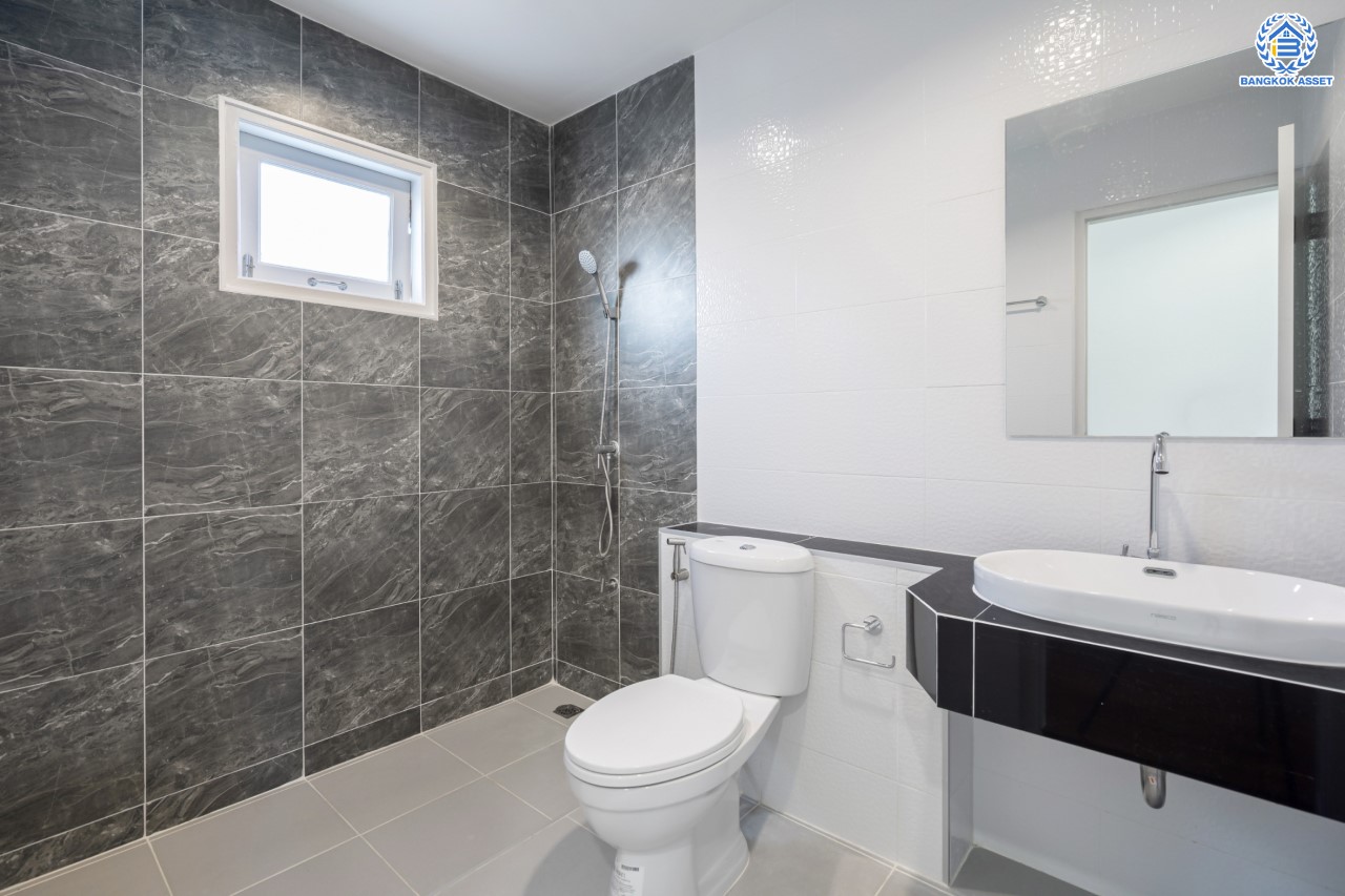 บ้านมือสองตกแต่งใหม่ ทำเลใจกลางเมือง ม.พาร์ค แกลเลอรี่ ประชาชื่น ทาวน์โฮม 3 ชั้น เนื้อที่ 22.5 ตร.ว. ฟังก์ชัน 3 ห้องนอน 3 ห้องน้ำ 2 ที่จอดรถ บนทำเลเดินทางสะดวก เชื่อมต่อหลายเส้นทาง ใกล้เดอะมอลล์งามวงศ์วาน เซ็นทรัลแจ้งวัฒนะ ทางด่วน "งามวงศ์วาน"